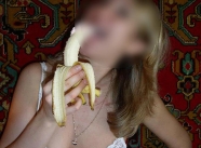 femme léche une banane comme une gourmande